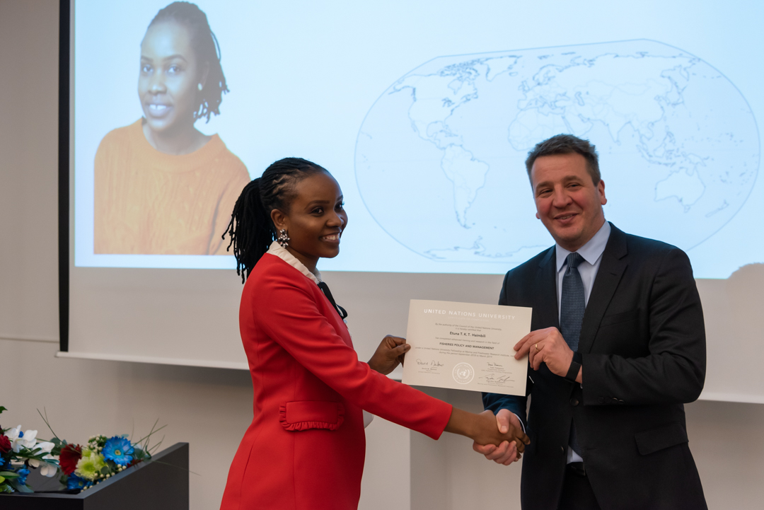 Brautskráning frá ShSÞ 2019 - nemendi tekur við skírteini úr höndun utanríkisráðherra Brautskráning frá ShSÞ 2019 - nemendi tekur við skírteini úr höndun utanríkisráðherra