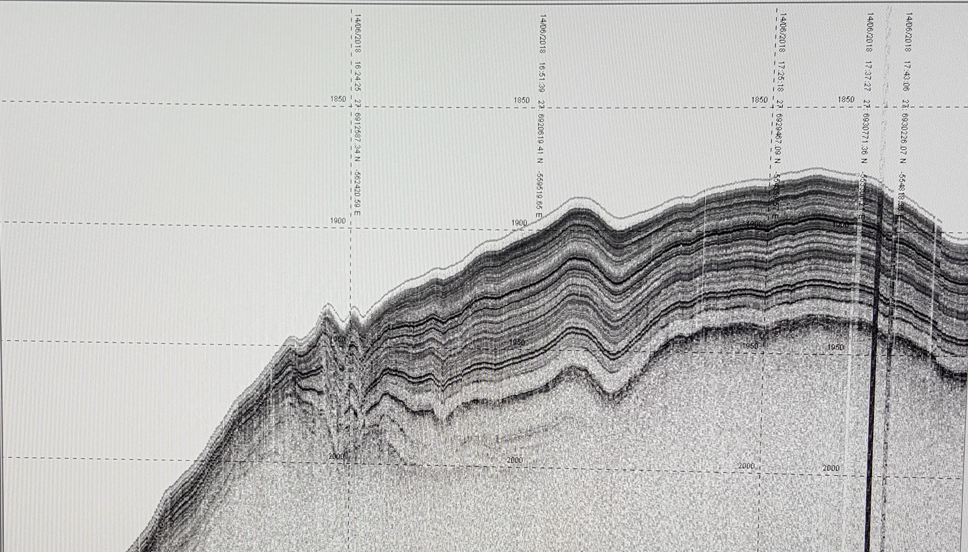 Mynd 3. Lagskipt setlög undir hafsbotni í Íslandsdjúpi. Mynd 3. Lagskipt setlög undir hafsbotni í Íslandsdjúpi.