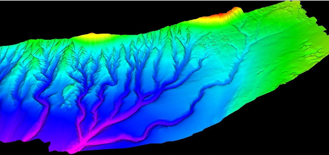 Mynd 4. Farvegir í rótum landgrunnshlíðar suðaustan Íslands úr leiðangri A9-2017. Dýptarbil er frá 500 m (rautt) niður í um 1.800 m (dökkbleikt). Mynd 4. Farvegir í rótum landgrunnshlíðar suðaustan Íslands úr leiðangri A9-2017. Dýptarbil er frá 500 m (rautt) niður í um 1.800 m (dökkbleikt).