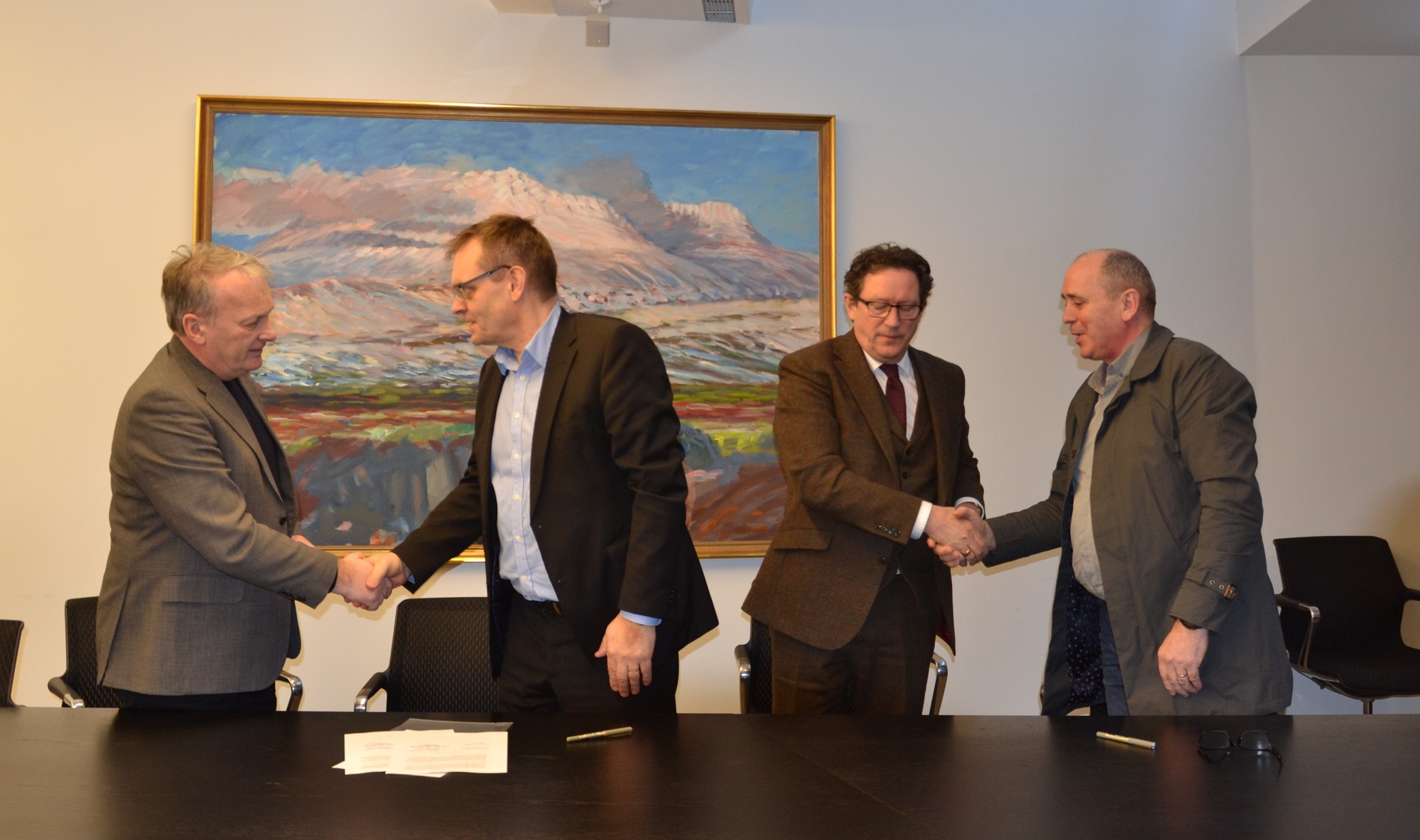 Við undirritun vegna Fornubúða Við undirritun vegna Fornubúða