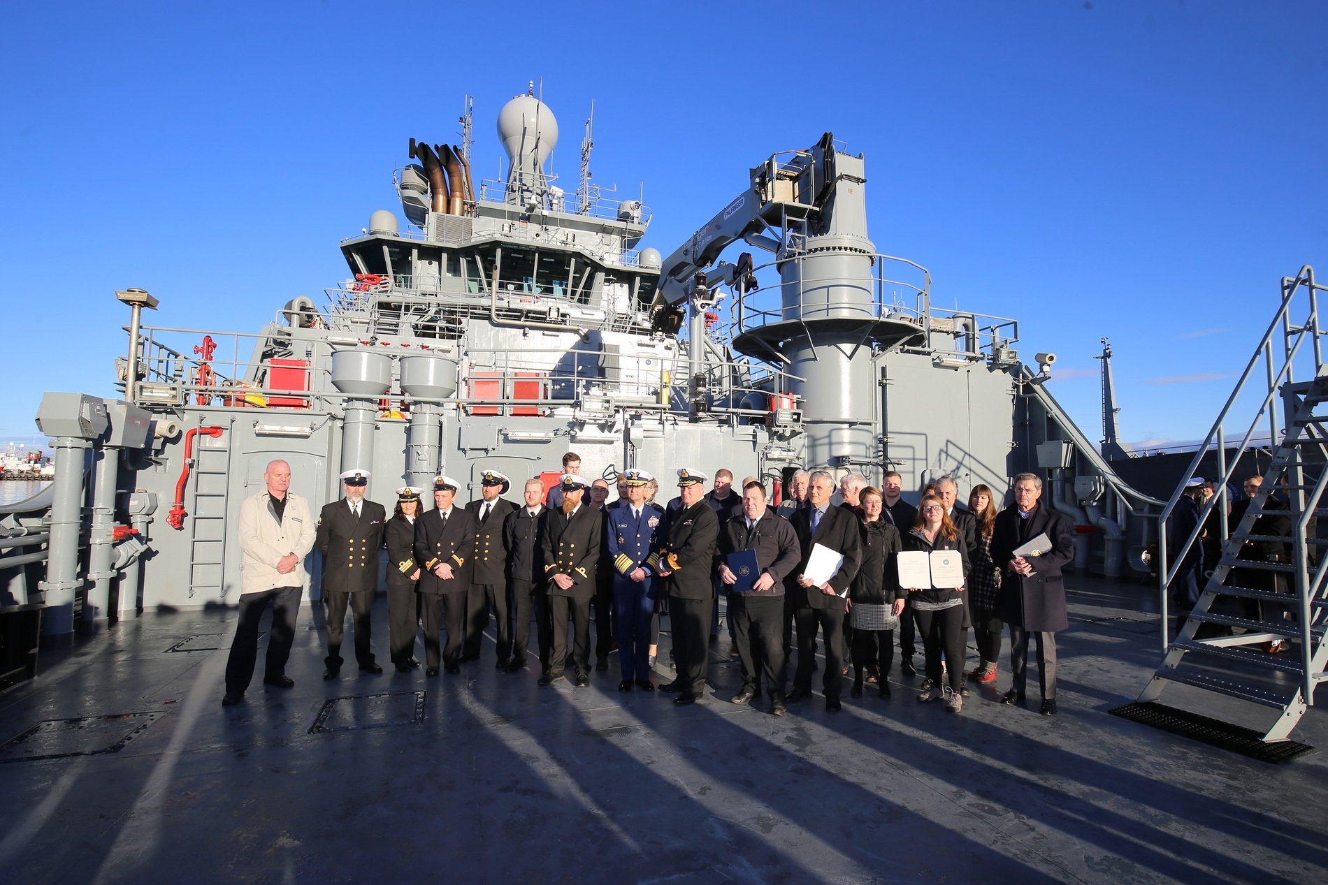 áhöfn Árna Friðrikssonar, áhöfn TF-FMS og starfsmenn í stjórnstöð LHG hlaut viðurkenningu fyrir sinn þátt í björgun bandarísku skútunnar Valiant 