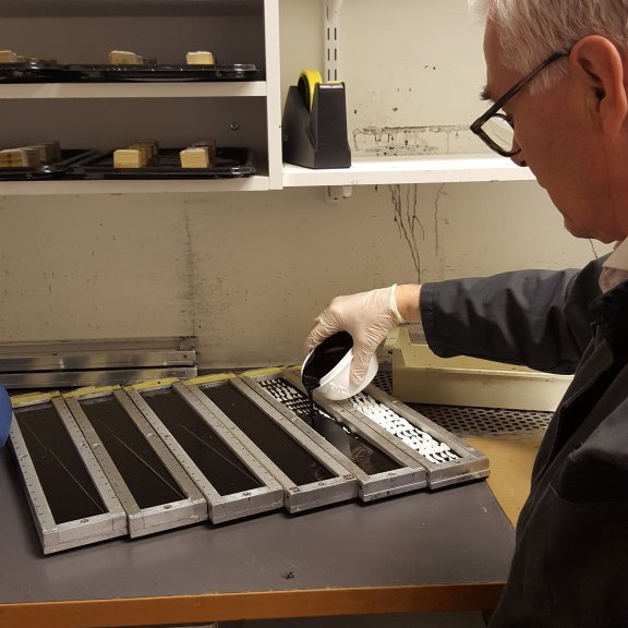 Svörtu resíni hellt yfir kvarnirnar. Látið þorna yfir nótt.