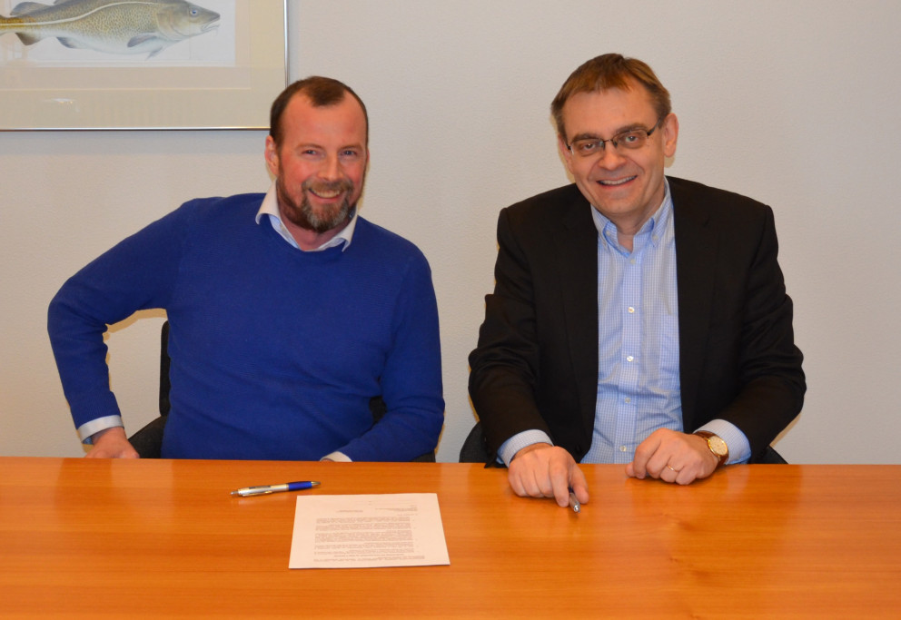 Sigurður Líndal, managing director of the Seal Centre, and MFRI director Sigurður Guðjónsson signed …