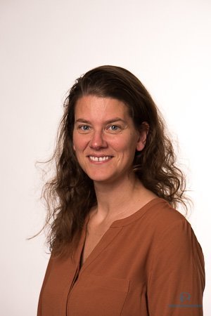 Pamela J. Woods delivers a lecture at MFRI