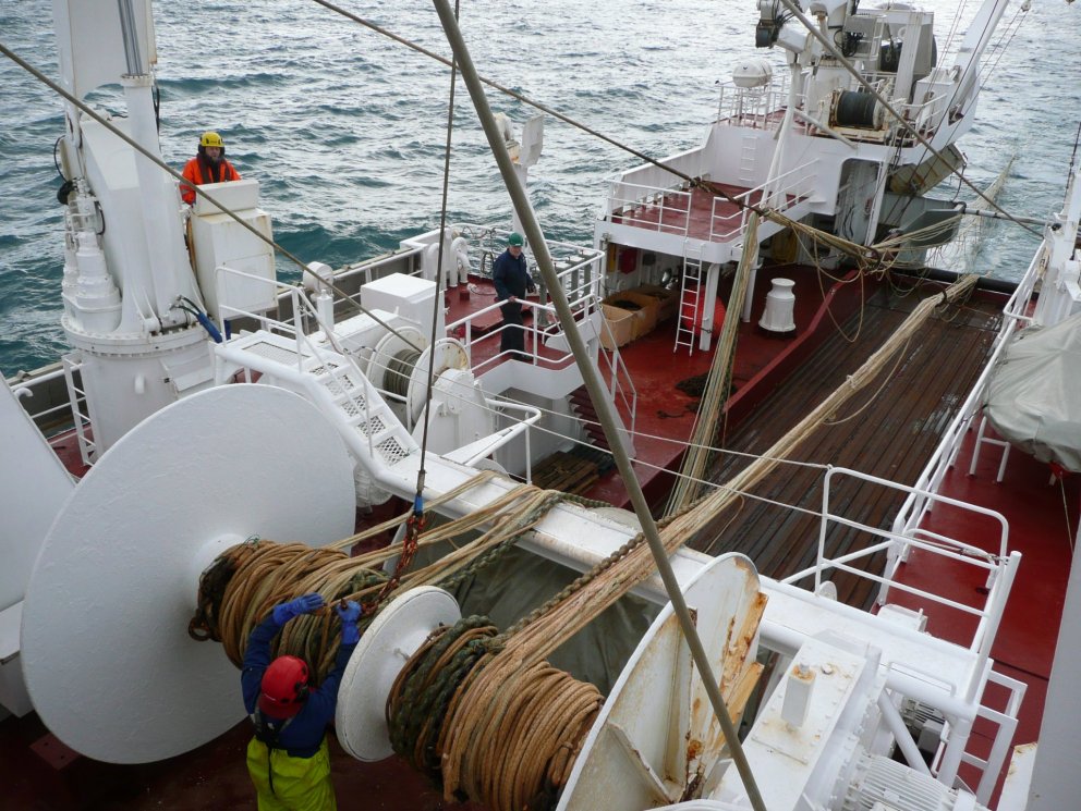 Jóhann, Guðmundur og Þorsteinn gera trollið klárt fyrir fyrstu stöð / Johann, Gudmundur and Thorstei…