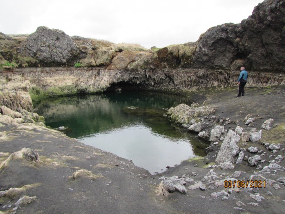 Mynd er tekin við Stórafoss í Grenlæk. Ekki fellur dropi um fossinn og vatnsstaðan í hylnum neðan ha…