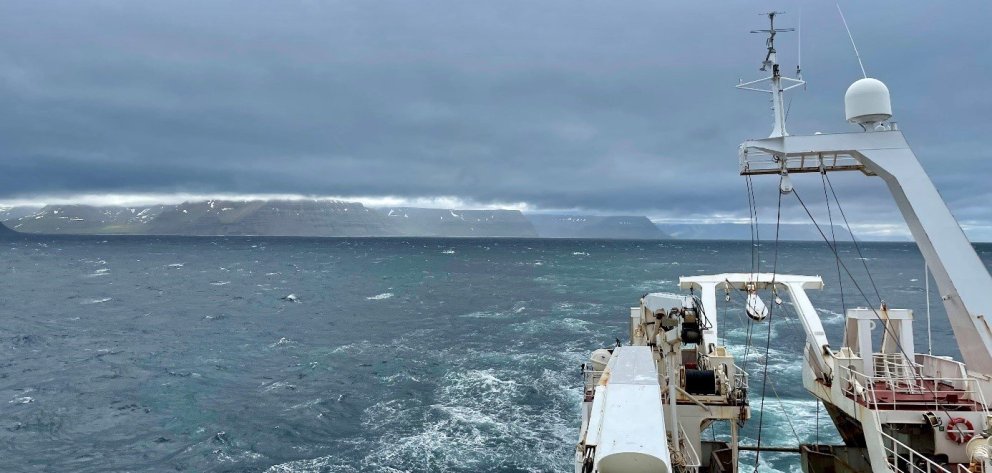 Árni Friðriksson á vetrarlegum sumardegi út af Vestfjörðum 4. júlí 2024. Myndina tók Anna Heiða Ólaf…