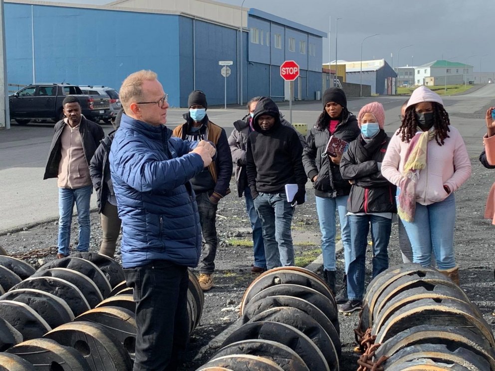 Haraldur Einarsson fræðir um veiðarfæri. Ljósm. Agnes Eydal.