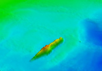 Myndin sýnir 230 m háan og 7.5 km langan berggang á 2.500 m dýpi.