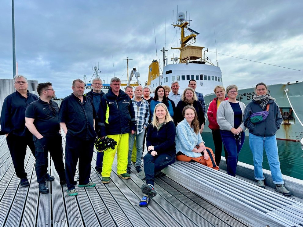 Kampakátur hópur rannsóknafólks og áhafnameðlima sem brosti framan í myndavélina áður en rannsóknask…