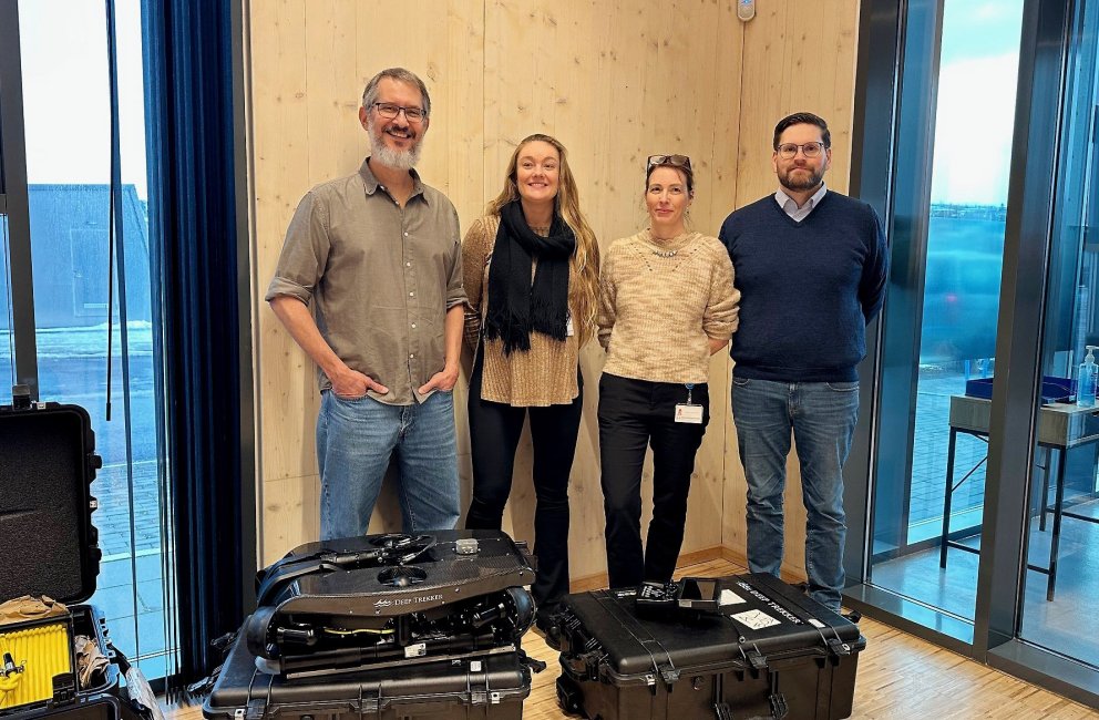 Hér eru sjávarlíffræðingarnir Julian Burgos, Bylgja Sif Jónsdóttir og Steinunn Hilma Ólafsdóttir kam…