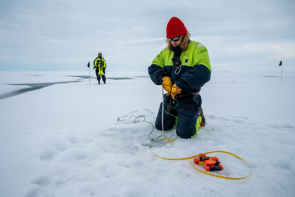 Mynd af Einari að mæla þykkt ískjarnasýnis.