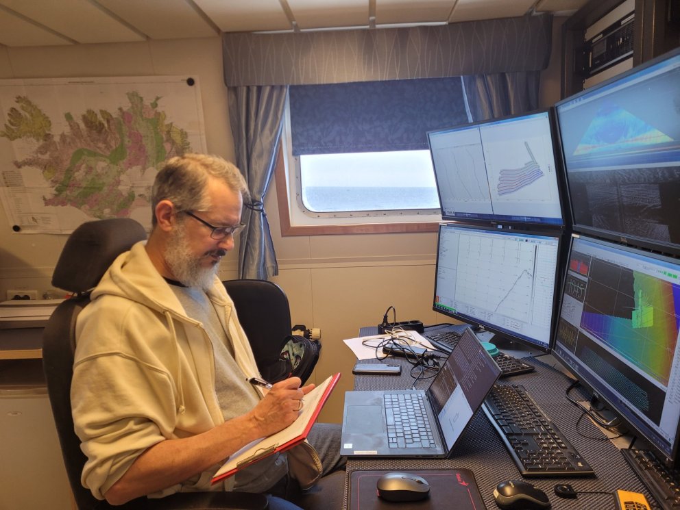 Julian Burgos, marine ecologist, monitoring the acquisition of data