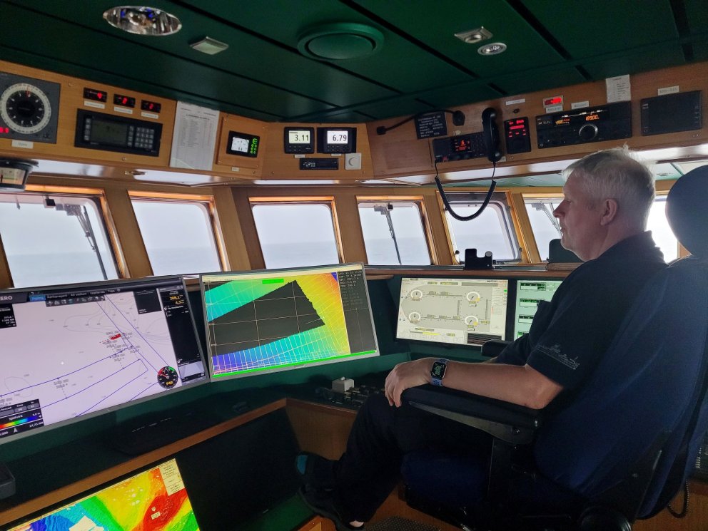 Ólafur P. Steingrímsson stýrimaður í brúnni.