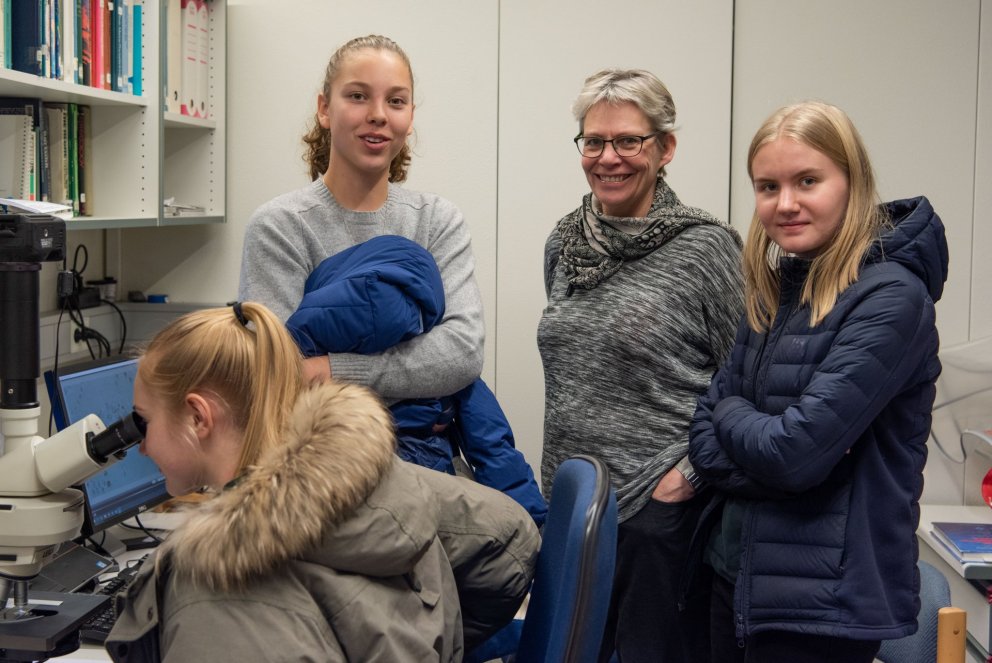 Agnes Eydal sérfræðingur kynnir leyndardóma svifþörunga fyrir gestunum.