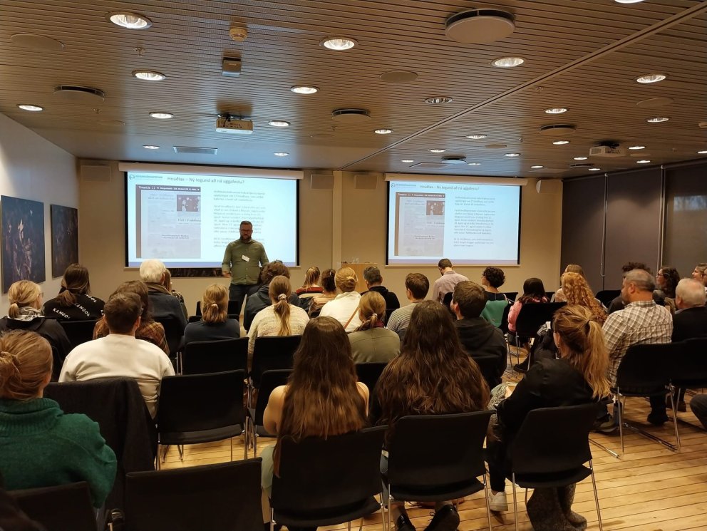 Mynd tekin á Líffræðiráðstefnunni. Hlynur Bárðason kynnir hér sitt erindi.