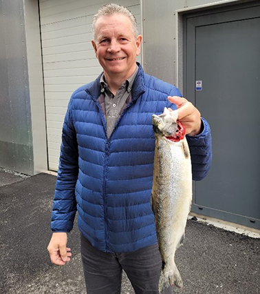Veiðimaðurinn Viktor Guðmundsson með hnúðlaxahrygnu veidda í Sogi við Syðri-Brú.