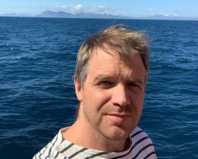 Jónas P. Jónasson með Vatnajökul í bakgrunni, um borð í rannsóknaskipinu Bjarna Sæmundssyni HF 30 í …