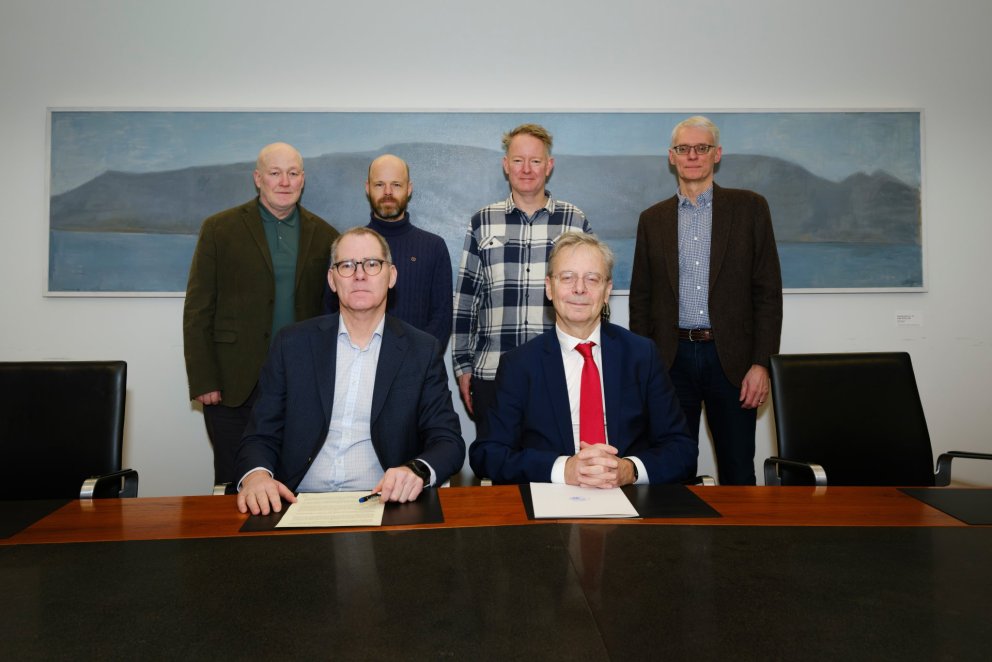 Þessi ljósmynd var tekin við undirritun samningins. Á myndinn má sjá í efri röð frá vinstri:  Theódó…