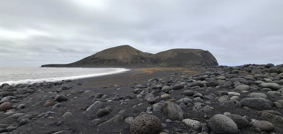 Útsýni til suðurs frá tanganum. Austurbunki til vinstri og Vesturbunki til hægri. – Ljósm. Matthías …