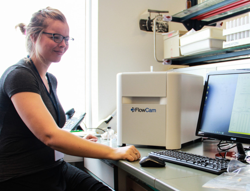 Mia Cerfonteyn, PhD student engaged in MIME, working at MFRI with the new FlowCam.