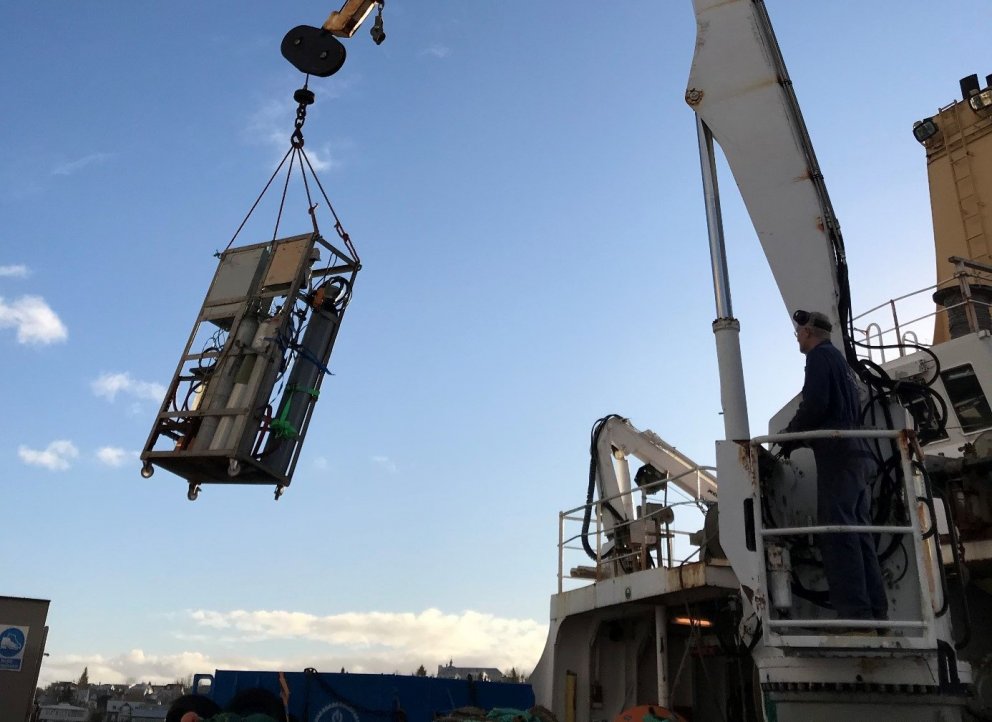 Tæki til að mæla hlutþrýsting koldíoxíðs við yfirborð sjávar á siglingaleið skips flutt um borð í ra…