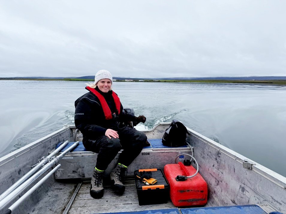 Siglt út að netum í Svartárvatni.