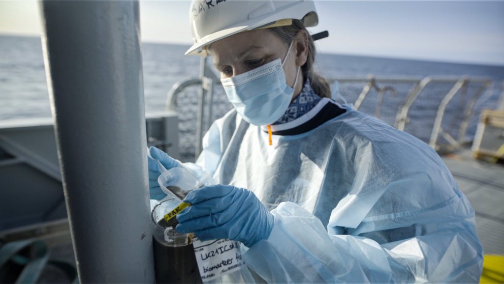 Sara Harðardóttir við sýnatöku í leiðangri um borð í herskipinu HDMS Lauge Koch. Leiðangurinn var um…