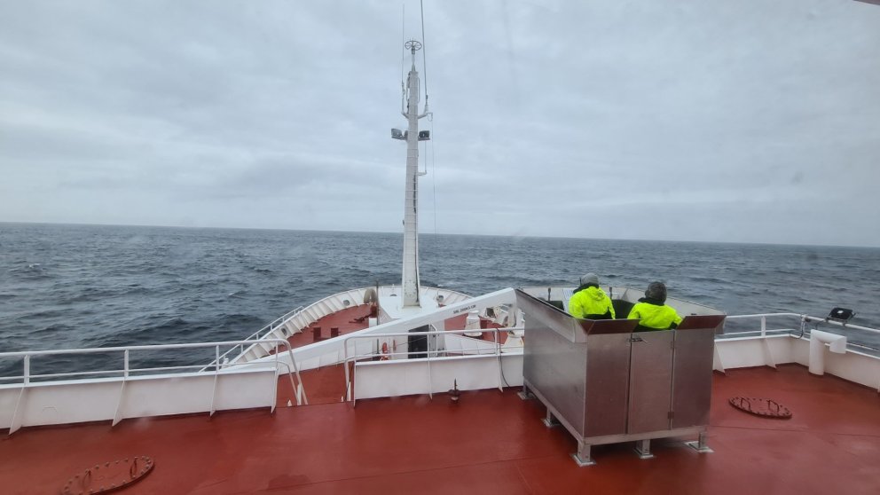 Kalsamt getur orðið upp við ísinn og þá er eins gott að vera vel klæddur. Hér eru þeir félagarnir Gu…