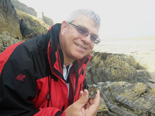 Stephen J. Hawkins með fjöruhettu (Patella depressa).