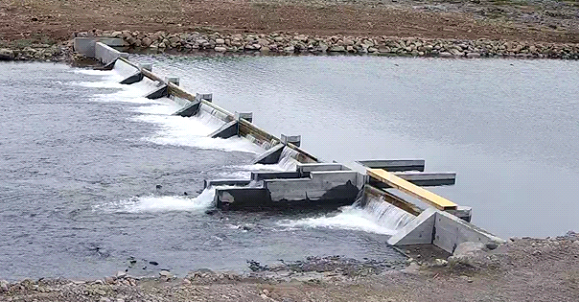 Fyrirstöðuþrep í Langadalsá í Ísafjarðardjúpi. Teljarinn er staðsettur í hólfinu ofan við þrepið.