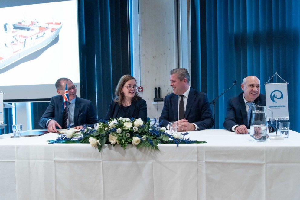 Undirskrift. F.v. Þorsteinn Sigurðsson, Svandís Svavarsdóttir, Bjarni Benediktsson og forstjóri skip…