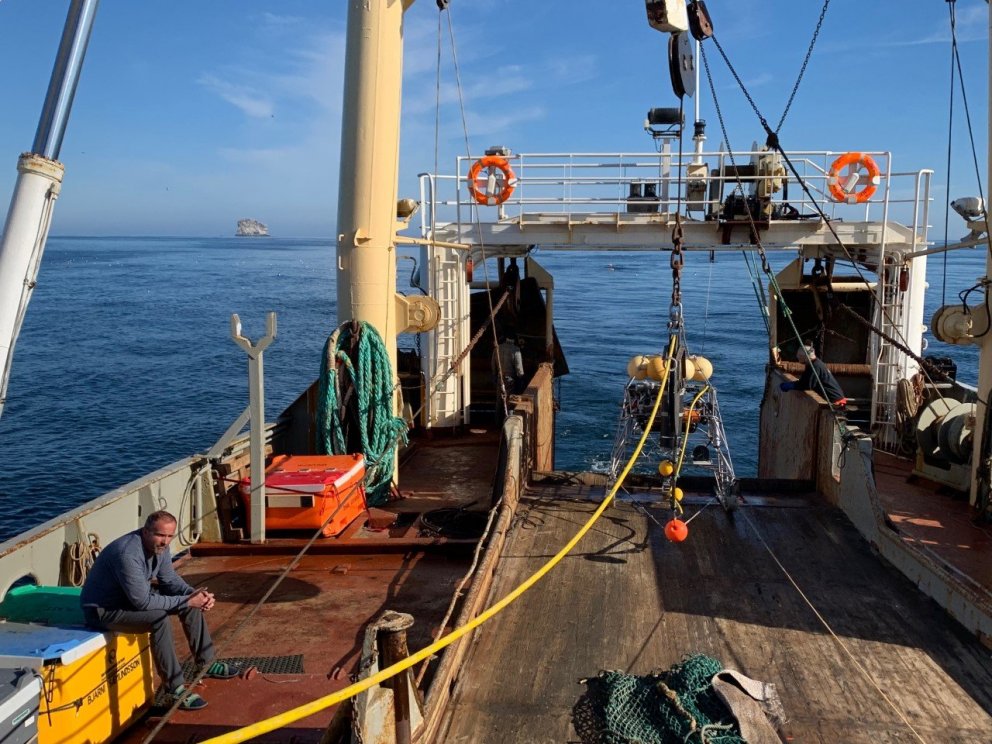 Myndin er tekið á humarslóð suður af Eldey. Hjalti Karlsson útibússjóri á Ísafirði sést á mynd og my…