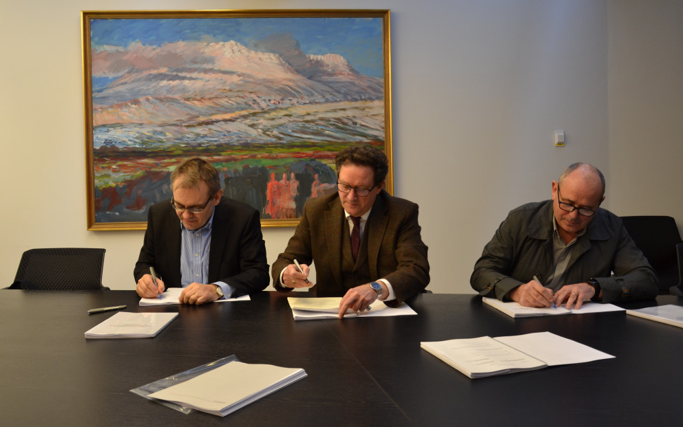 Sigurður Guðjónsson, Kristján Þór Júlíusson og Jón Rúnar Halldórsson undirrita samning um nýtt húsnæ…
