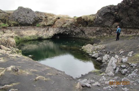 Mynd er tekin við Stórafoss í Grenlæk. Ekki fellur dropi um fossinn og vatnsstaðan í hylnum neðan ha…