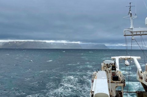 Árni Friðriksson á vetrarlegum sumardegi út af Vestfjörðum 4. júlí 2024. Myndina tók Anna Heiða Ólaf…