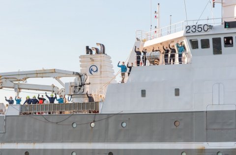 RS. Árni Friðriksson leggur úr höfn. Ljósm. Svanhildur Egilsdóttir.