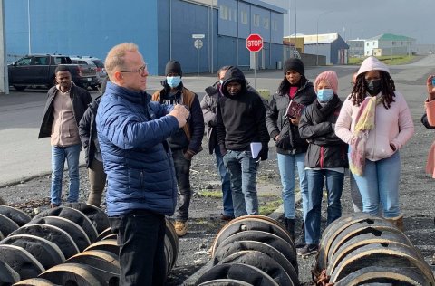 Haraldur Einarsson fræðir um veiðarfæri. Ljósm. Agnes Eydal.
