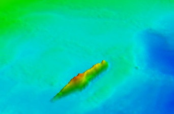 Myndin sýnir 230 m háan og 7.5 km langan berggang á 2.500 m dýpi.