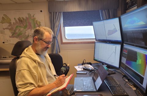 Julian Burgos, marine ecologist, monitoring the acquisition of data
