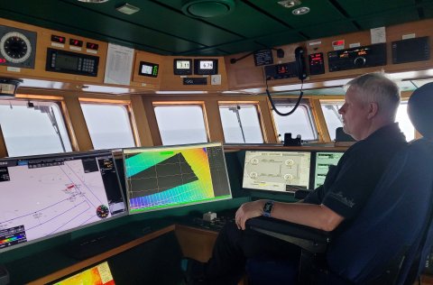 Ólafur P. Steingrímsson stýrimaður í brúnni.