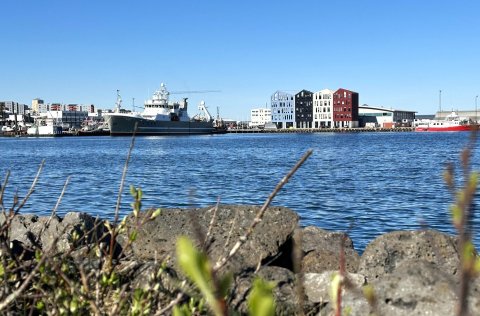 Þórunn Þórðardóttir við bryggju og höfuðstöðvar Hafrannsóknastofnunar að Fornubúðum 5, í Hafnarfirði&hellip;