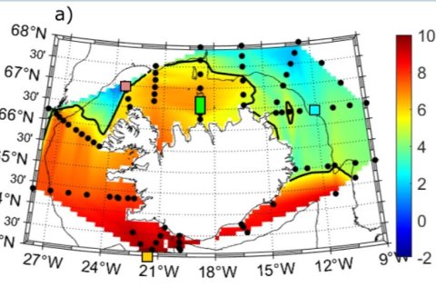 Meðaltal sjávarhita (°C) á 0-50 m dýpi í hafinu umhverfis Ísland, í maí 2025. Þykk svört lína sýnir…