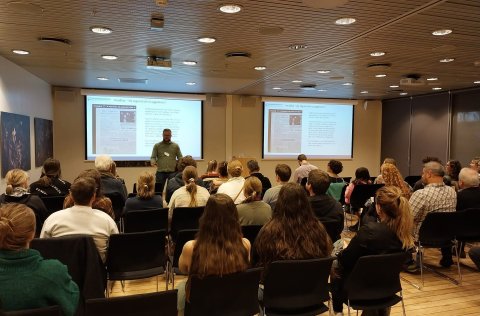 Mynd tekin á Líffræðiráðstefnunni. Hlynur Bárðason kynnir hér sitt erindi.