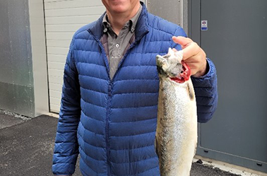 Veiðimaðurinn Viktor Guðmundsson með hnúðlaxahrygnu veidda í Sogi við Syðri-Brú.