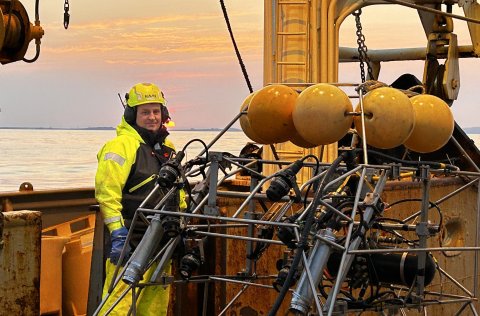 Jón Arnar Hinriksson stýrimaður við myndavélasleðann.