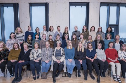 Glæsilegur hópur vísindakvenna sem starfa á Hafrannsóknastofnun. Flestar en ekki allar því einnig st…