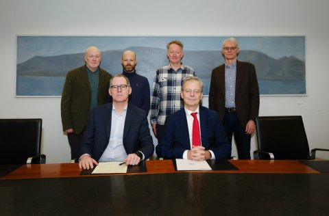 Þessi ljósmynd var tekin við undirritun samningins. Á myndinn má sjá í efri röð frá vinstri:  Theódó…