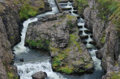 Mynd tekin úr dróna af laxastiga í Laugardalsá.