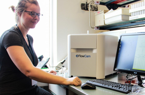 Mia Cerfonteyn, PhD student engaged in MIME, working at MFRI with the new FlowCam.